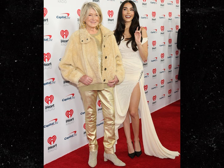 3e12ac36ca364a1fbefb8e55eee87f9a_md 1213-Martha-and-Madison-Beer-SUB