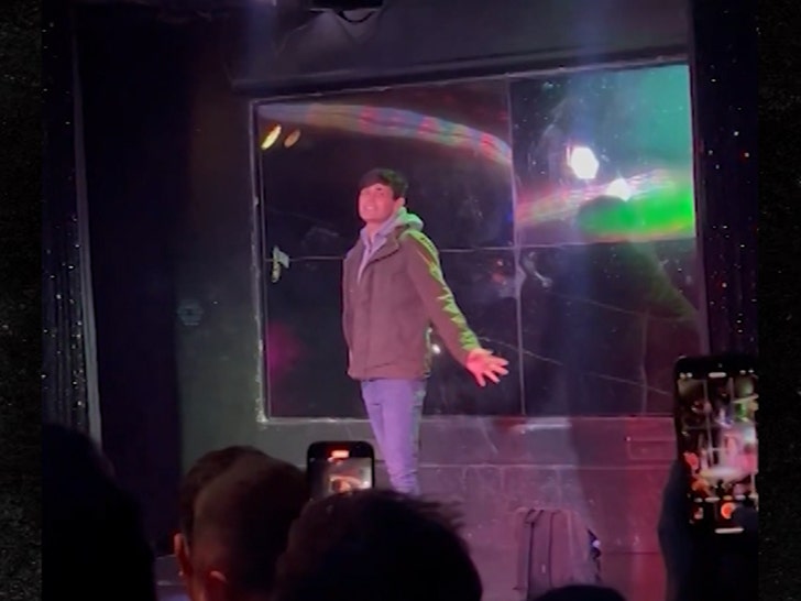 3e158090adcc47efa1eef853326f4166_md 123124-luigi-mangione-lookalike-3