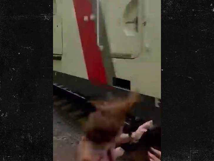 3e69d00c79294f68bc91ccdb94f90136_md 090524_woman_train-sg2