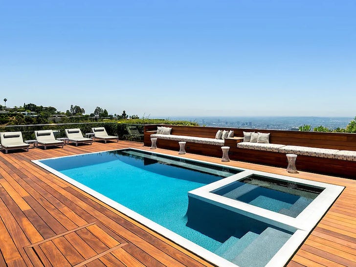 3f4de26a86fb4c4c8ff522a64a9689f0_md 0819-Julie-Wainwright-Beverly-Hills-House-Photos-primary-2