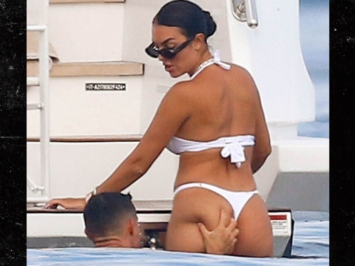 3fc7e35e68fc4d0da29d1cfd495fee60_md Cristiano Ronaldo and Georgina Rodriguez swimming