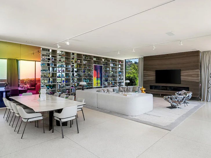 4240170fcdcb437aa87e660af290ec0a_md 0819-Julie-Wainwright-Beverly-Hills-House-Photos-primary-5