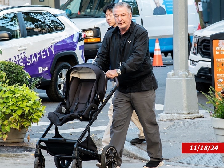 45d2bd996c594326973af113ae82a65a_md alec baldwin walking