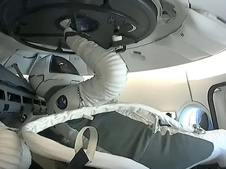 470d3bec9c9e4196a9eb2e60c30b0ffa_md jared isaacman opening hatch