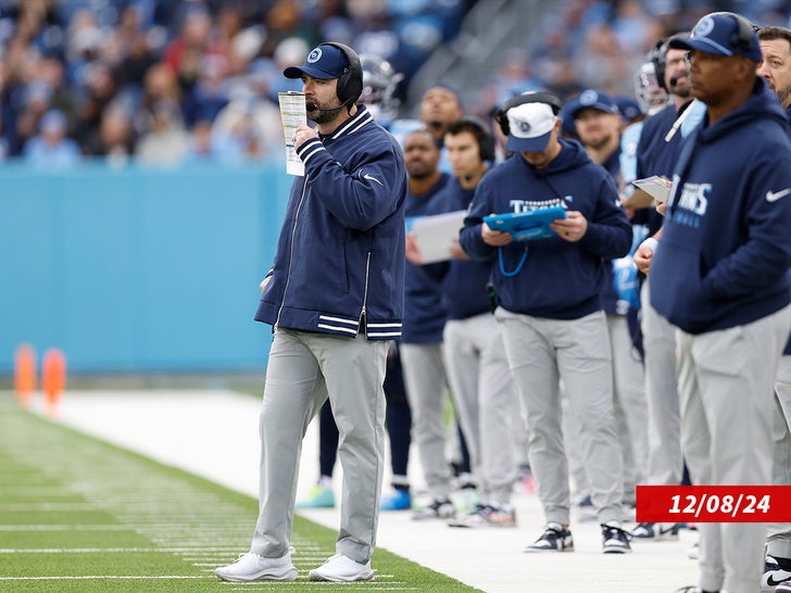 4ba27e822800418bbd7ead477a8ad3fc_md Brian Callahan sidelines tennessee titans sub