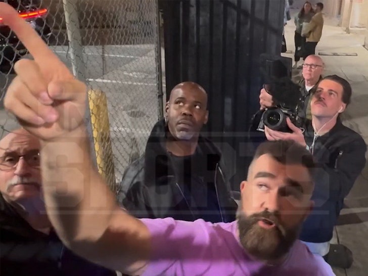 4e5f2b39cec0489f8a9b552498969404_md 112124-jason-kelce-point