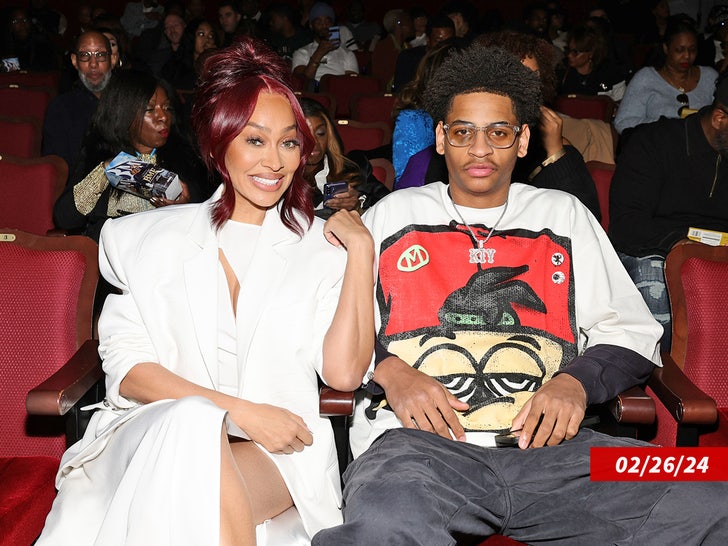 4fa7f5896bc8425989880a5fcf2a7adf_md la la anthony kiyan carmelo anthony