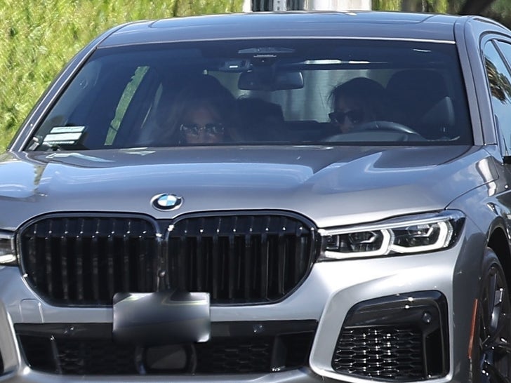 4fd275fd636444c5af1850ea146f15e2_md 0805-Jennifer-Lopez-House-shopping-and-grabbing-coffee-with-daughter-Emme-primary-2