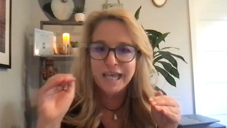 501bf872a9734cbe8cb1a6122556d97b_md 112024-laura-berman-hot-frosty-movie-kal