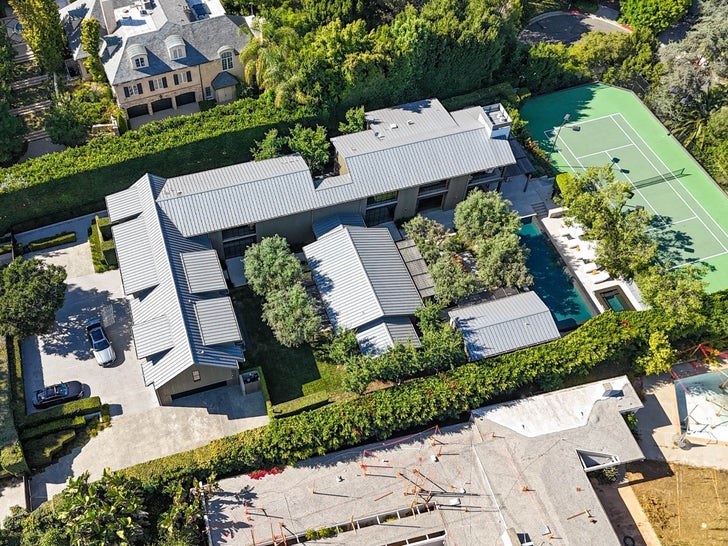 503870659ea54c708e299696cf22f95f_md 0805-Jennifer-Lopez-House-shopping-and-grabbing-coffee-with-daughter-Emme-primary-4