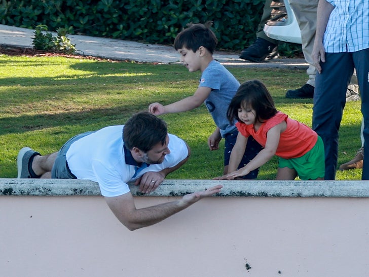 50dedead946248a2bb91e88b0245389a_md 1115-JD-Vance-Playing-With-Kids-SUB