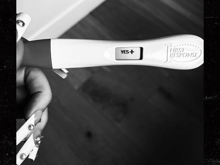 54b1ac55529648adae22f222983349cc_md megan foxx pregnant