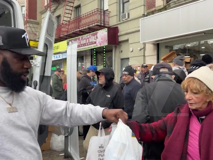 5715617ac31142d3bafcf7d5af9c1953_md 112624-fat-joe-handing-out-food-v2