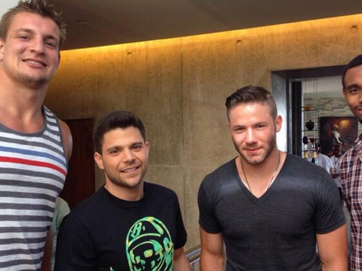 57a4ea977ec84a21bd9357a8946fcf8e_md STARS ON ENTOURAGE