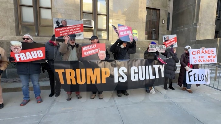 58d0d9582e2948a894bd3f1e726f4be2_md 011025_outside_trump_courthouse_kal