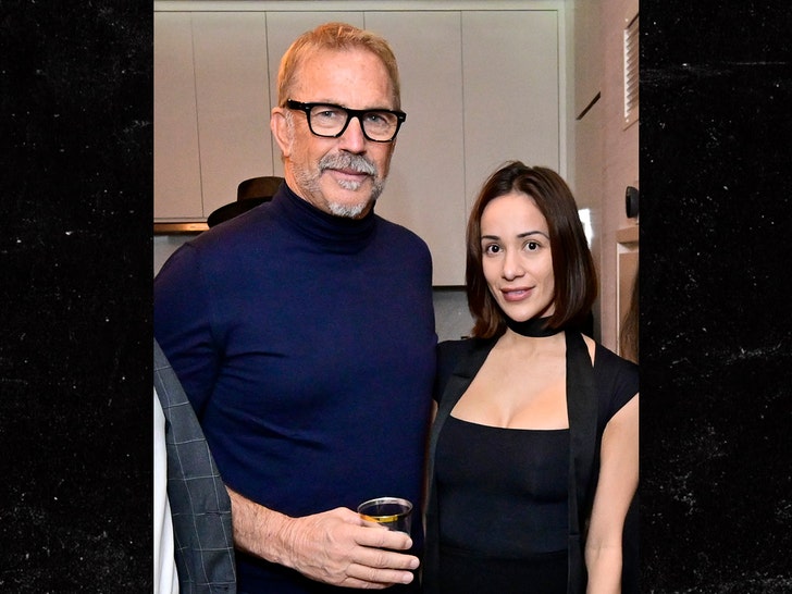 59f4429aa5f24a938d31bb809f2c86ba_md Kevin Costner