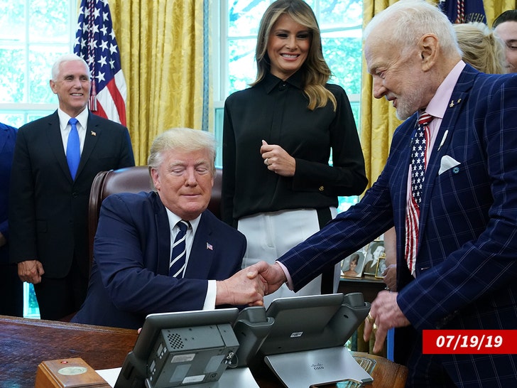 5a10fc04be594836bab38548e7ecd167_md buzz aldrin donald trump oval office