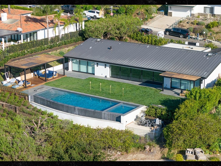 5af135ef47a14bffb66fd7136b02920f_md matthew perry house pacific palisades