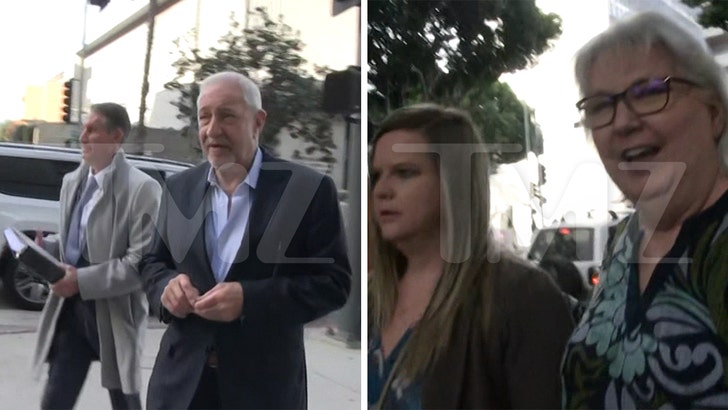 5b10ae4b75b14d1aa9180072e28e0866_md 010325-menendez-live-stream-family-arrives-kal