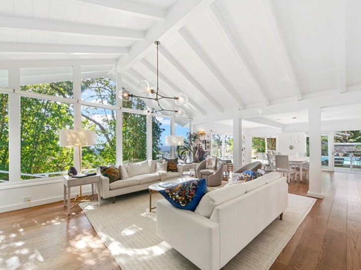 5bee1af08111481baf426c40e9d151ba_md Miranda Kerr -- Sold Her Malibu Home for $4M