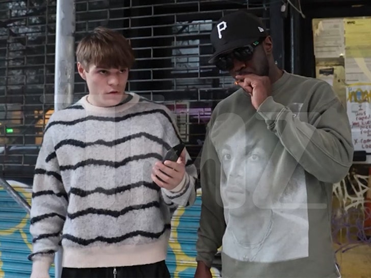 5ee4e7d5299f409b96429f22be338bac_md 091824-diddy-fan-smoking-v2