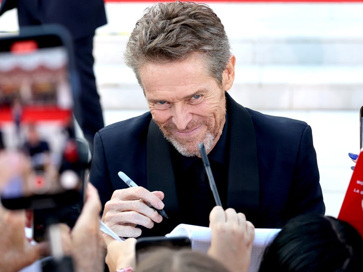 62a0ff9d4cfc4bb8a3dd727a693ce885_md 0828-Willem-Dafoe-Venice-Film-SUB