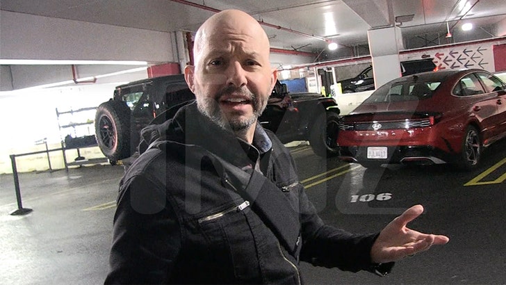 64c9fc9a935f4a8d9667ea4034095478_md 010325-jon-cryer-kal