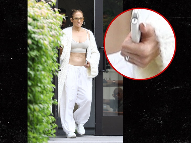 jennifer lopez at equinox gym in hamptons bg 5
