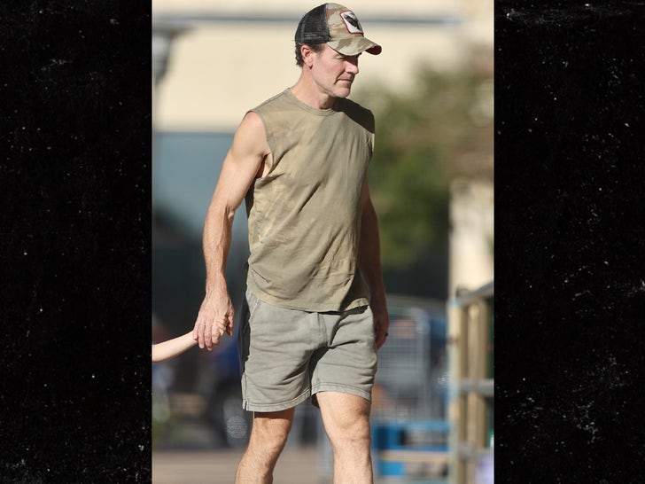 65b0de19c1a942d0979b686098b190c3_md 1112-james-van-der-beek-grocery-shopping-with-friends-primary-2