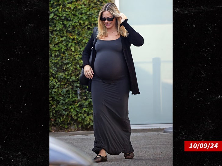 65c2f355358e4587bc5a51e2ec44d37b_md margot robbie baby bump date swipe