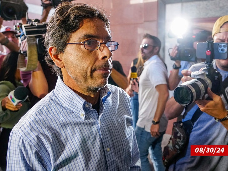 689172dee42d4b64bc01c877fba46351_md mark chavez outside of court sub