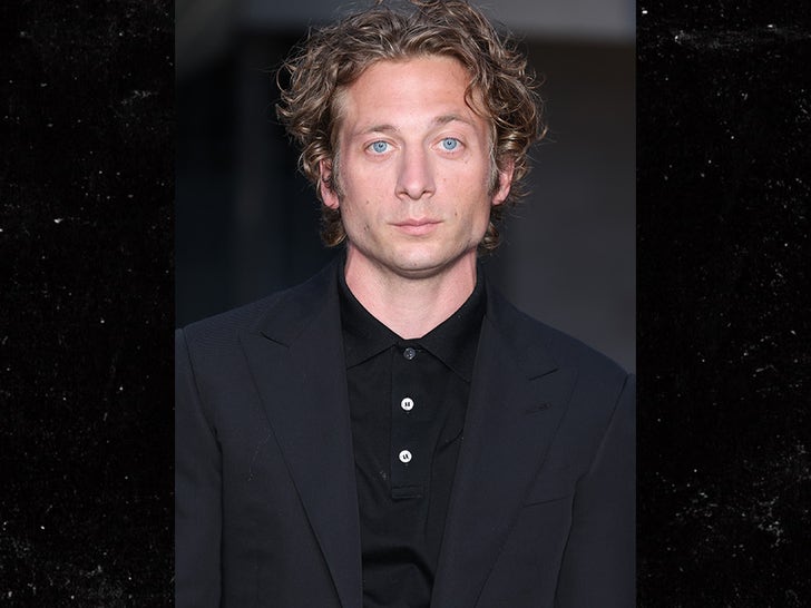 68b2130a8e84433586166e2c8130423a_md 1205-Jeremy-Allen-White-Grindr-Unwrapped-SUB