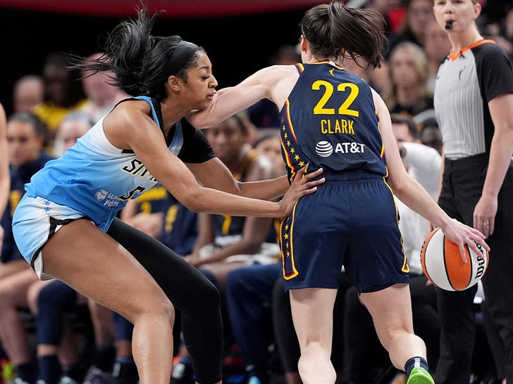 6979d6333bbc4051b85d37ab4f88d916_md Iowa Hawkeyes' Caitlin Clark of the vs. LSU's Angel Reese