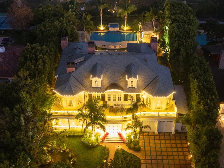 6a4fb04caab9431db6e55e76733e2382_md 1216-Celebs-Christmas-House-Decor-Sub2