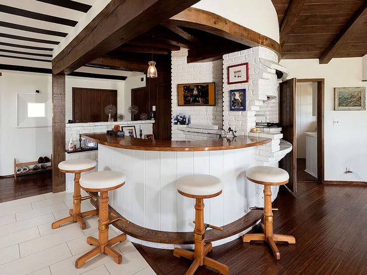 6a9c834c20c643779cfaecc0b1bfadec_md 0820-gene-wilder-bel-air-estate-photos-primary-2