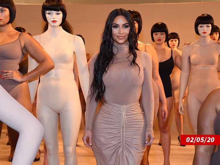 6e3db1ff172443529de35cbcc9d129d9_md Kim Kardashian in skims store