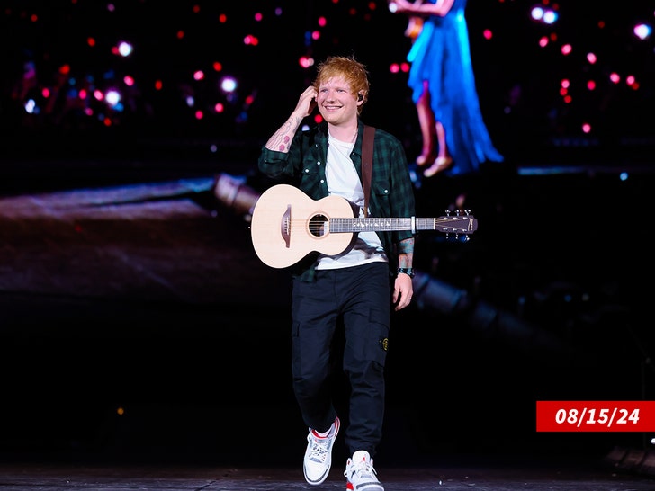 6fe8cd9bc9434ca5b54af60c56c7666f_md ed sheeran on stage