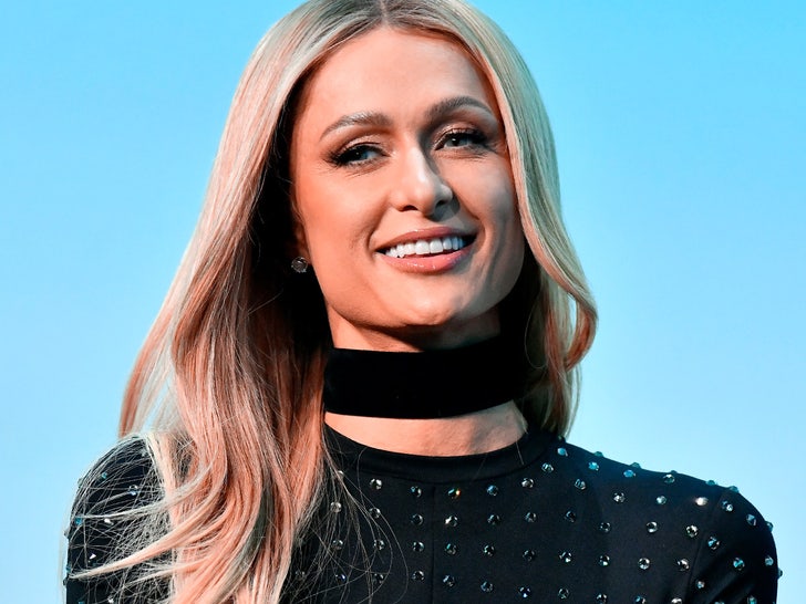 7047fec52f5b4565a7ed52169c3f0572_md paris hilton smile pose