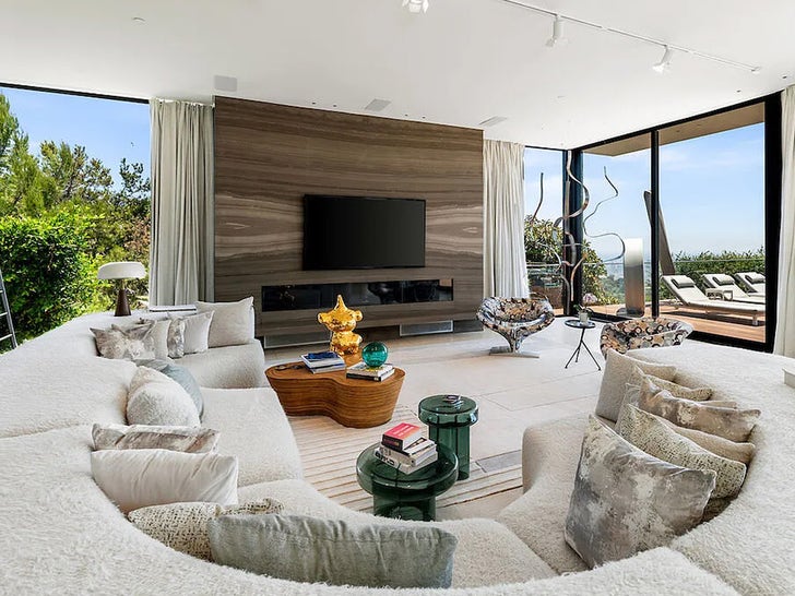 7066d290aef743e58ef4418d354eba2e_md 0819-Julie-Wainwright-Beverly-Hills-House-Photos-primary-3