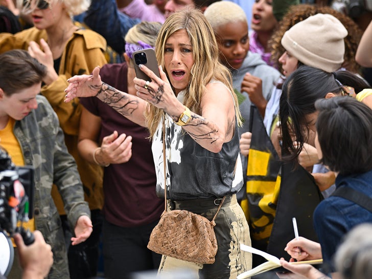 0729-Jennifer-Aniston-is-seen-filming-Covered-In-Oil-For-The-Morning-Show-Photos-primary-2