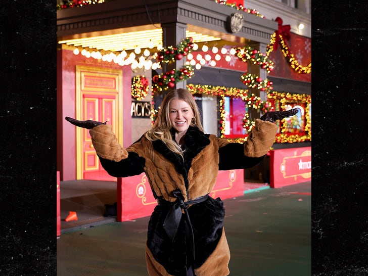 7139875f20e5436d8d61a425027a72fa_md Ariana Madix thankgiving day parade