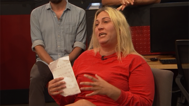 71d90a4a83ec40f2afbcfd33e6f8853a_md 081224_tv_clips_miley_cyrus_disney_legend.01_00_20_23.Still002