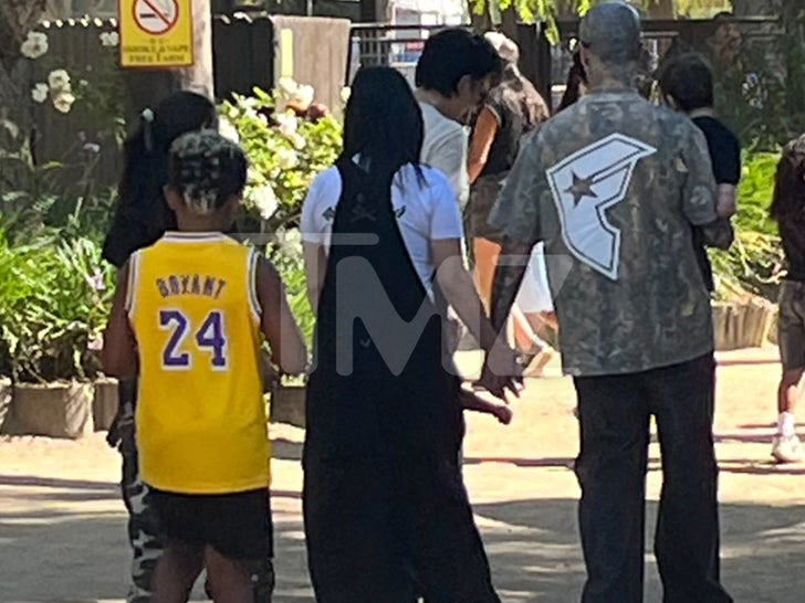 7325f6892d09438cb88df45085b86383_md 1003-Kourtney-Travis-Holding-Farms-Hands-SUB