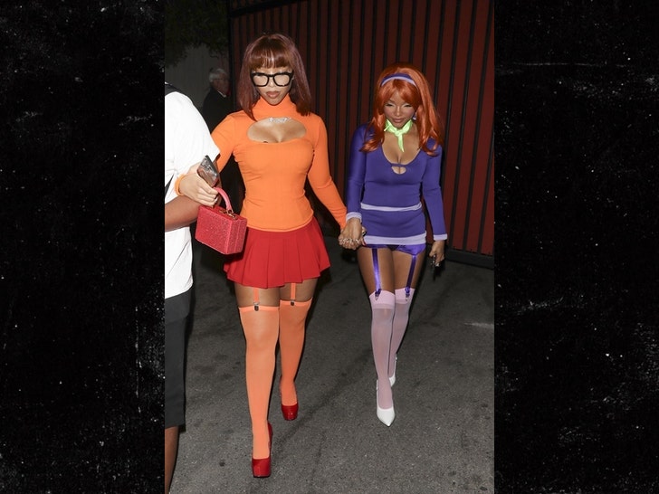 73e875891fcb47c3ad6e81987cbc07b6_md halle chloe bailey bg 1