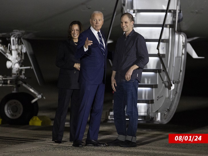 75acf16f703f4b6ca632fc0b1b73997f_md joe biden and kamala harris and Evan Gershkovich