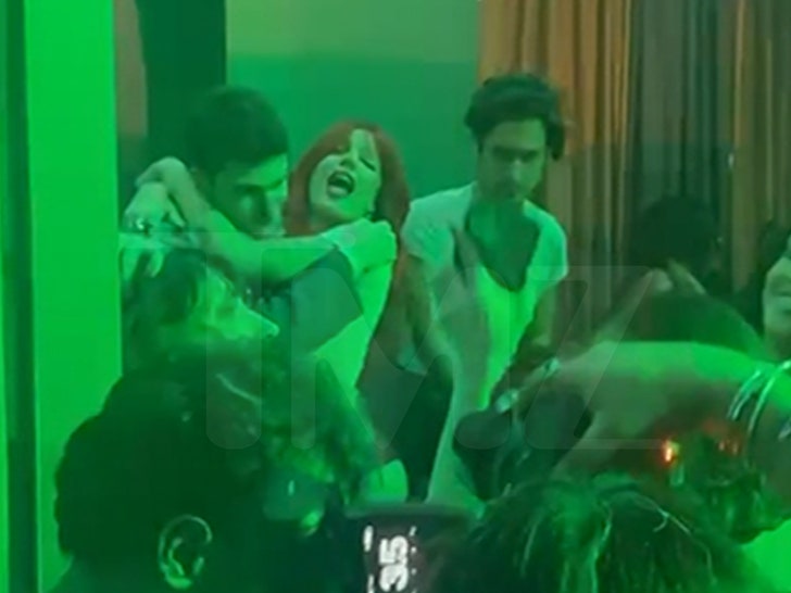 090624-halsey-posing