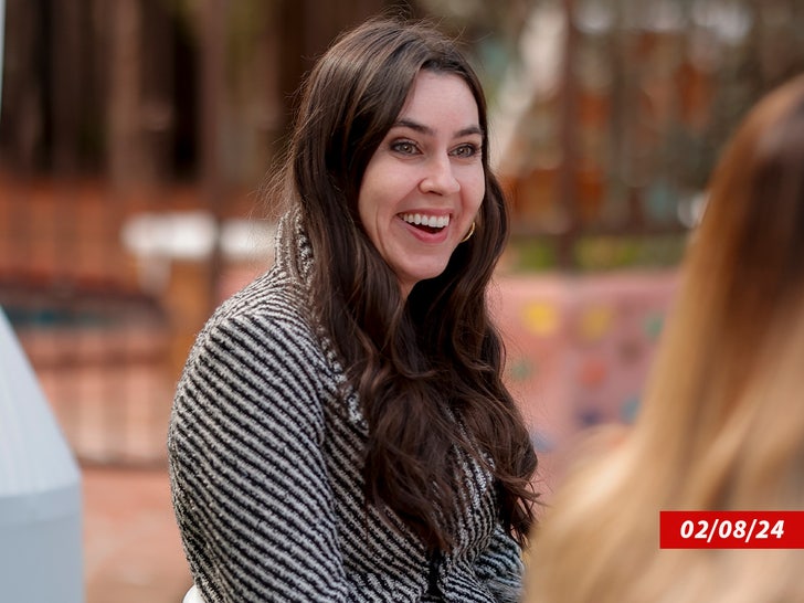 776ae19ee2ac43b5a2dc1a0941c642e3_md taylor lorenz smile happy