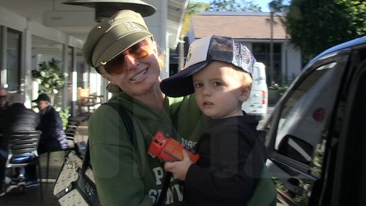 7814f125a710462686b41db833890022_md 012025-paris-hilton-kal-v1