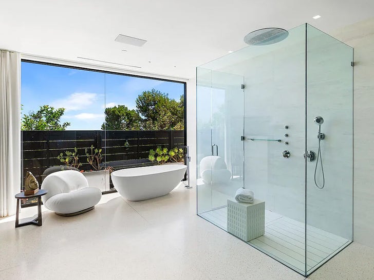 79a52ddd90a64b249c4855f2e9241118_md 0819-Julie-Wainwright-Beverly-Hills-House-Photos-primary-4