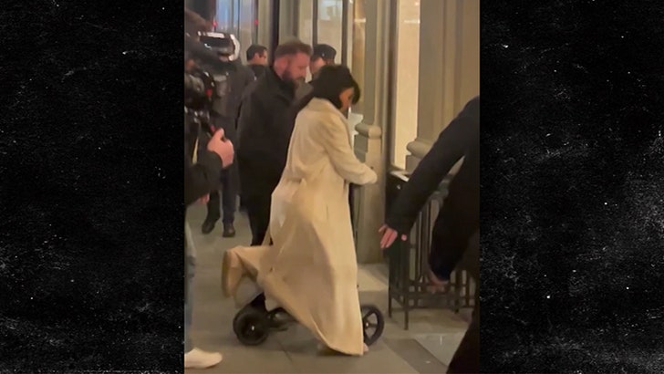 7c23e616551e42a0882b65369d06425d_md-1 121224_kim_kardashian-kal